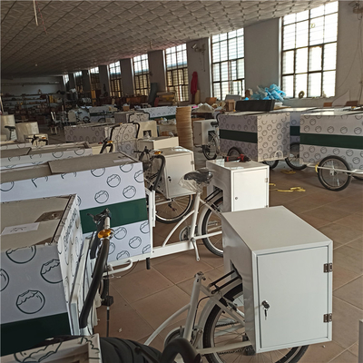 Carton avant et table de travail remorque à vélo électrique pour le transport mobile d'aliments