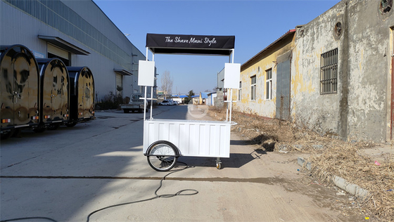 Carton de restauration rapide à la main avec matière première de soja et glace