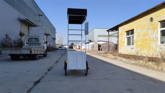 Carton de restauration rapide à la main avec matière première de soja et glace