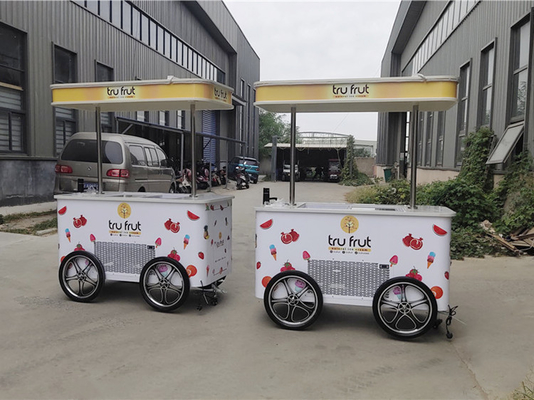 La glace sur un panier de bicyclettes: une façon excitante et moderne de vendre vos friandises