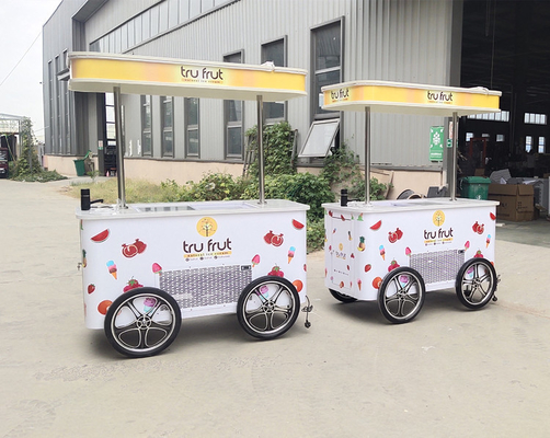 La glace sur un panier de bicyclettes: une façon excitante et moderne de vendre vos friandises