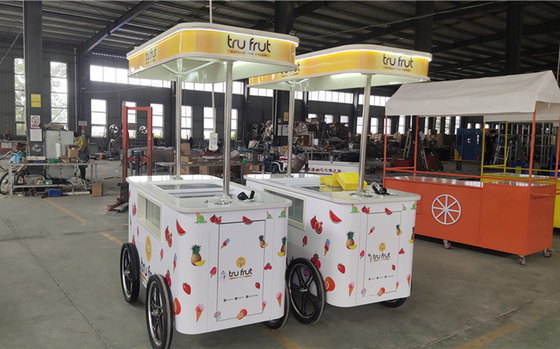 La glace sur un panier de bicyclettes: une façon excitante et moderne de vendre vos friandises