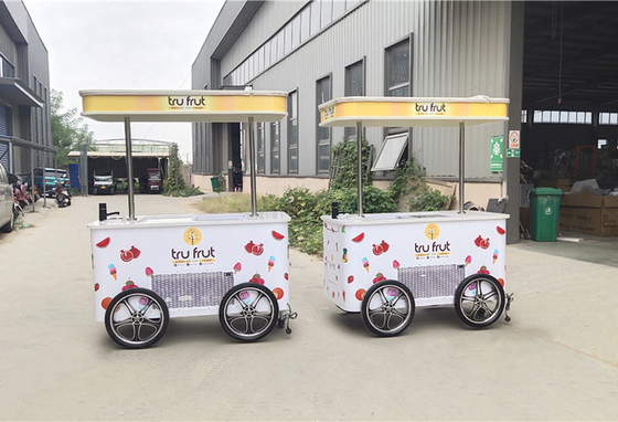 La glace sur un panier de bicyclettes: une façon excitante et moderne de vendre vos friandises