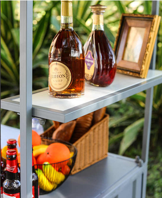 Vente de crème glacée, de nourriture chaude et de boissons