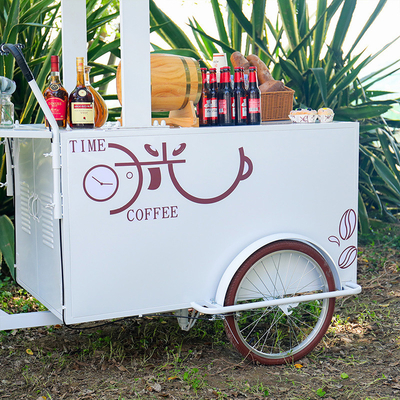 Un chariot chic écologique rencontre un chariot de café glacé