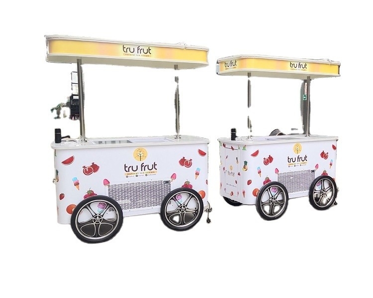 La glace sur un panier de bicyclettes: une façon excitante et moderne de vendre vos friandises